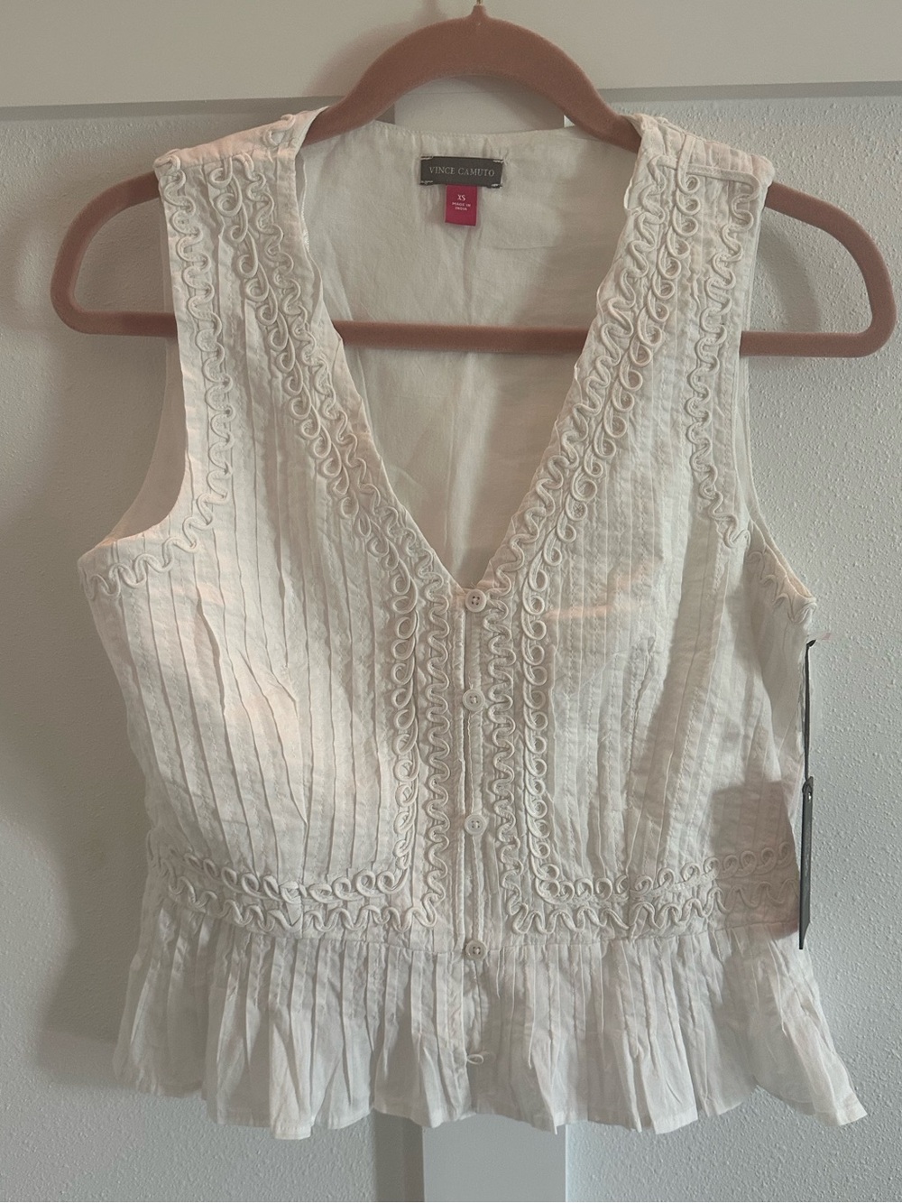 NWT Vince Camuto Ivory Fresh Tropics Embroidered Cotton Ruffled Hem Vest Top